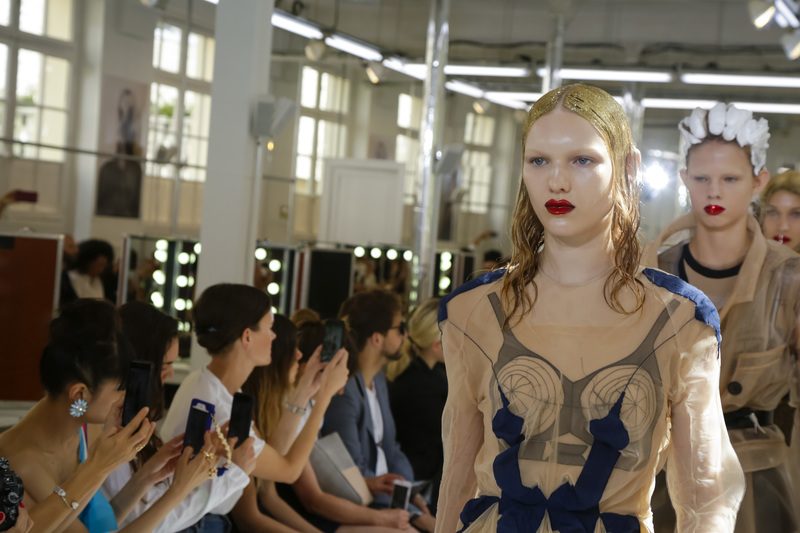 Волосы в пене и сложный крой в коллекции Maison Margiela Couture FW’17-18