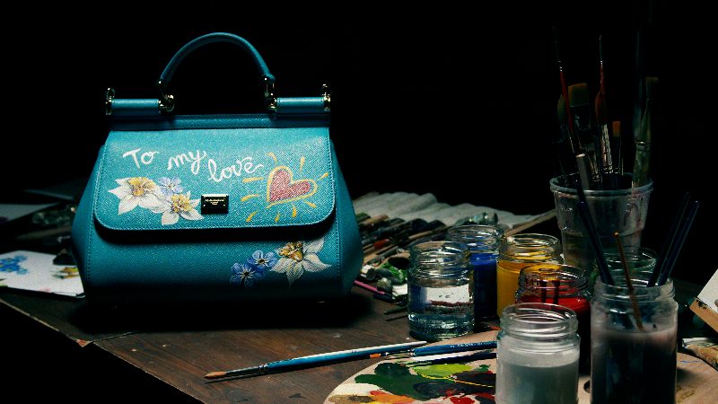 Сумка мечты: итальянский художник распишет сумки Dolce & Gabbana в Киеве
