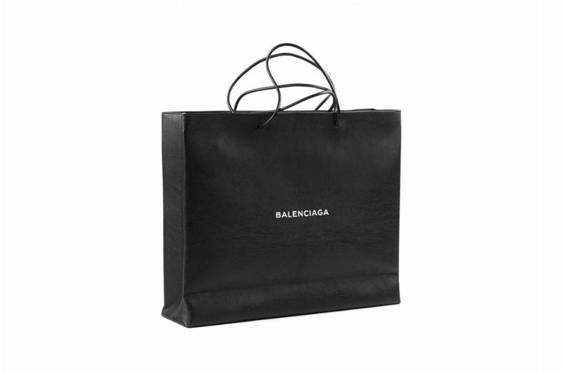 Balenciaga выпустил сумку-пакет за $1,830