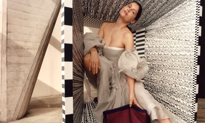 Французская красота: Летиция Каста для осенне-зимнего выпуска журнала LOEWE