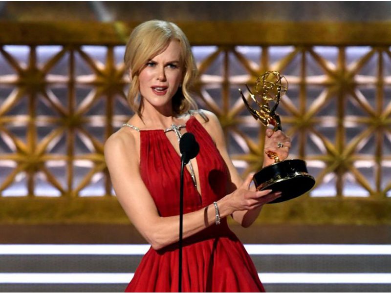 10 лучших и худших образов красной дорожки Emmys 2017