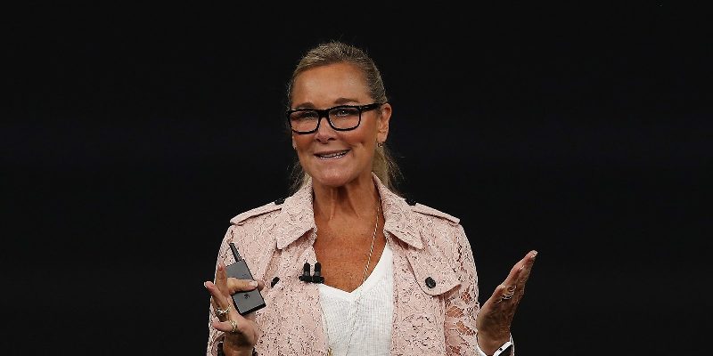 Старший вице-президент по розничной торговле компании Apple удивила выходом в тренче от Burberry