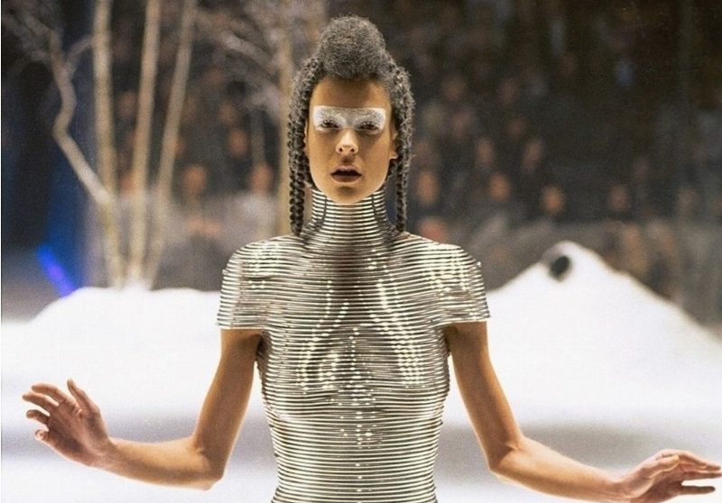 Серебряный терновый венец и корсет из алюминиевых колец из коллекций Alexander McQueen выставят на продажу