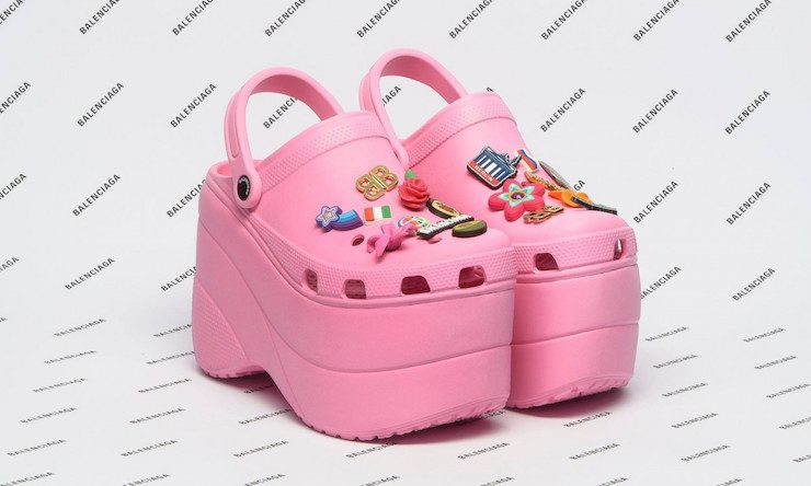 Balenciaga предложил носить кроксы под вечерние платья