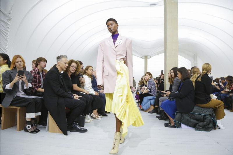 Образцовый минимализм в деталях коллекции Céline SS'18