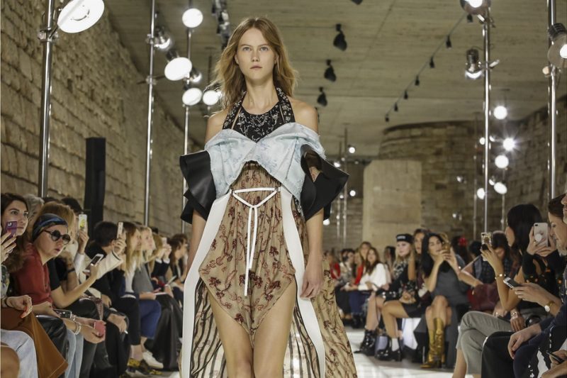 Неопределенная эпоха: коллекция Louis Vuitton SS’18 в Лувре