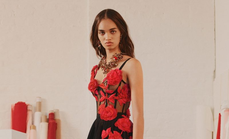 Образ современной английской королевы в круизной коллекции Alexander McQueen 2018