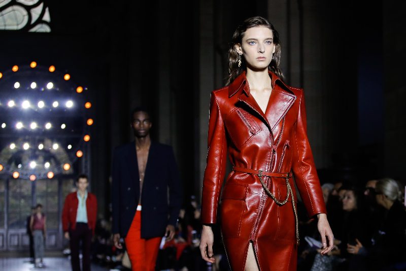 Тогда и сейчас: как Клэр Уэйт Келлер переосмыслила дизайны Givenchy