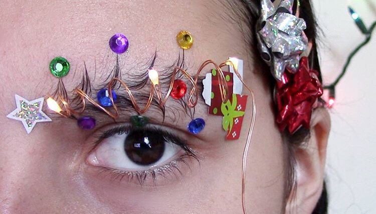 Новый beauty-тренд из Instagram: рождественские брови
