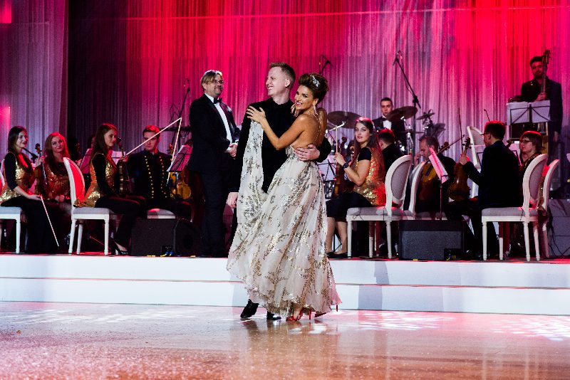 В чем появились гости бала L'Officiel Red Shoes Christmas Dance?