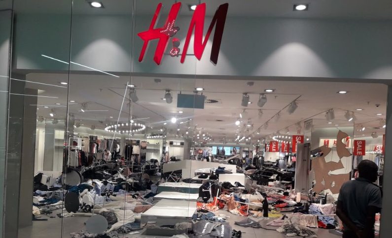 В Южной Африке разгромили магазин H&M из-за «расистской» фотографии