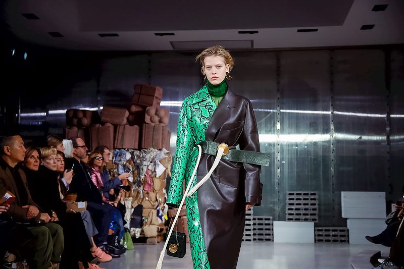 Взрывные цвета и архитектурный крой в коллекции Marni FW'18/19