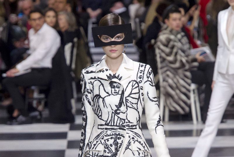 Christian Dior показал, как создавалась роспись на ткани для кутюрной коллекции