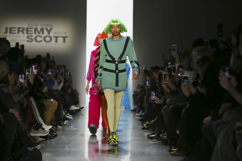 Научная фантастика и яркий мех: коллекция Jeremy Scott FW’18/19