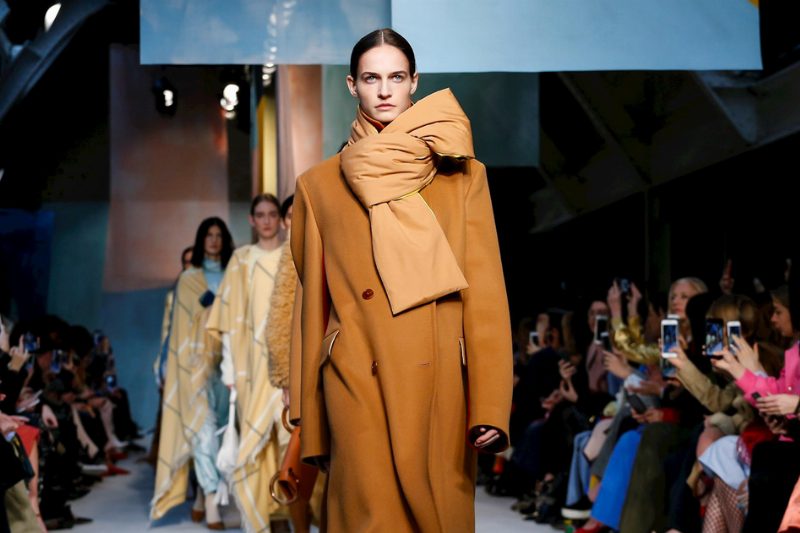 Абстрактные формы и жизнерадостные оттенки в коллекции Roksanda FW’18/19
