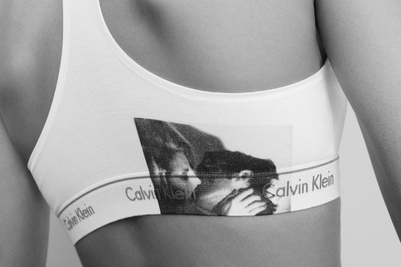 Calvin Klein разместил кадры с целующейся парой на нижнем белье