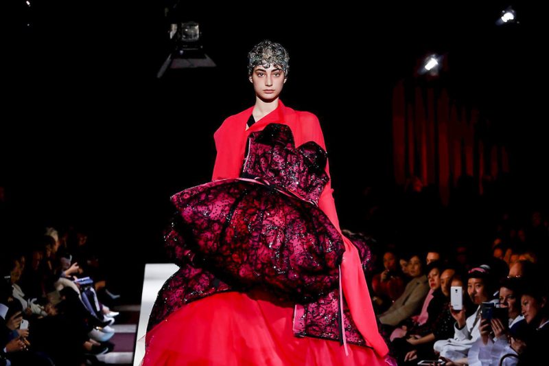 Слои фатина и накладки на показе Comme des Garçons FW'18/19