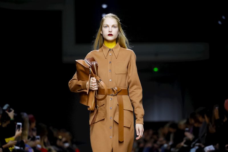 Цветочная вышивка и монохром в коллекции Rochas FW’18/19