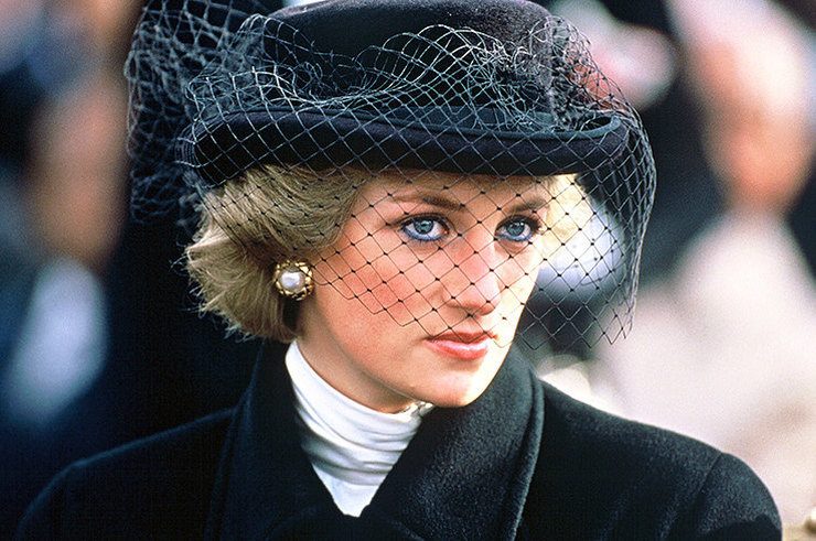 Принц Уильям и принц Гарри пожертвовали вещи мамы для выставки Diana: Her Fashion Story