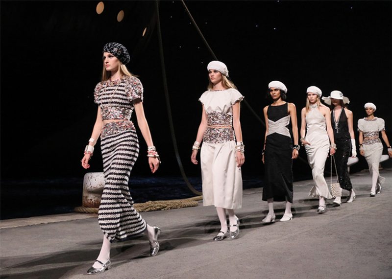 Мастера Chanel показали, как создавалась коллекция Resort 2019