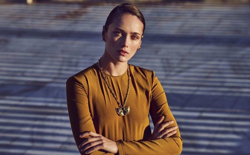 Gallery: Кармен Педару в съемке для Harper’s Bazaar US
