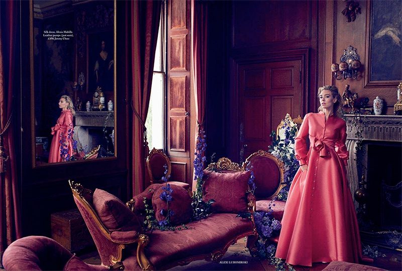 Gallery: Актриса Ванесса Кирби в кутюрных нарядах для Harper’s Bazaar UK
