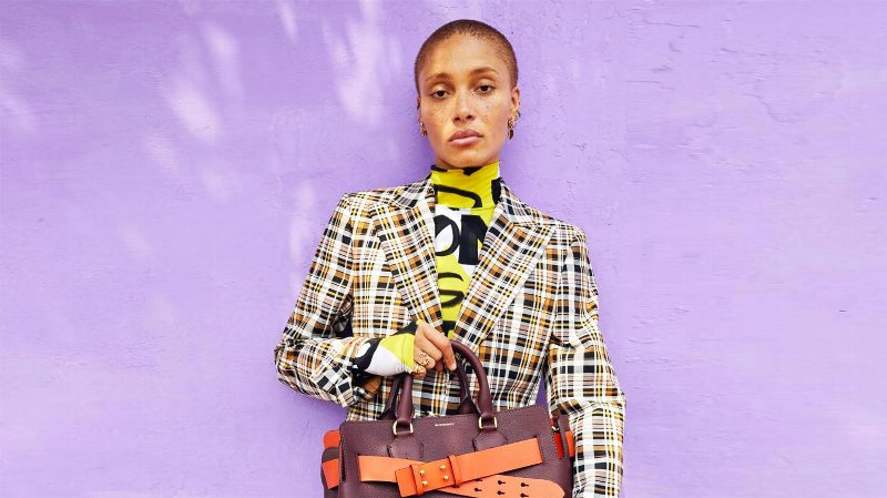 Burberry приобретает компанию по производству кожаных изделий
