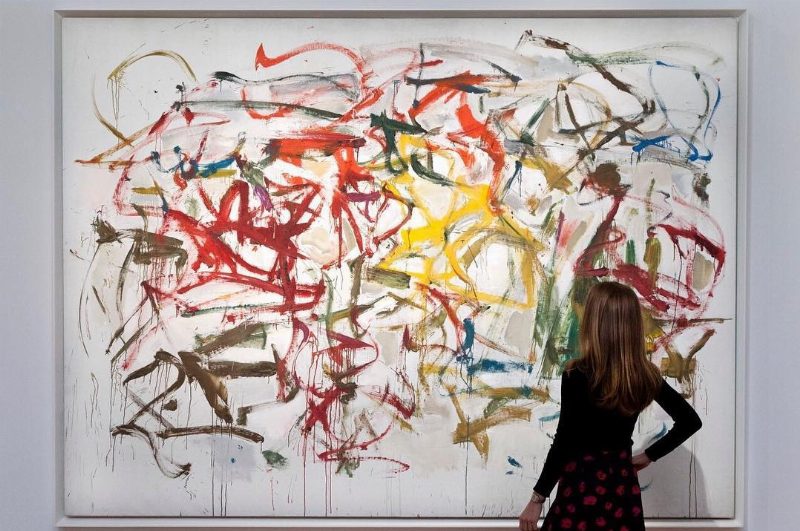 Sotheby's и Christie's отказались от фото девушек с произведениями искусства