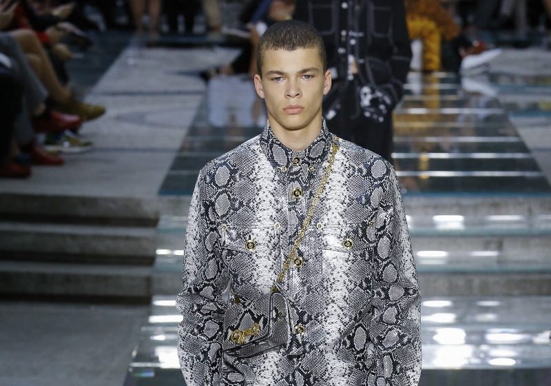 Газетный принт, змеиная кожа и гавайские рубашки на показе Versace Menswear SS'19