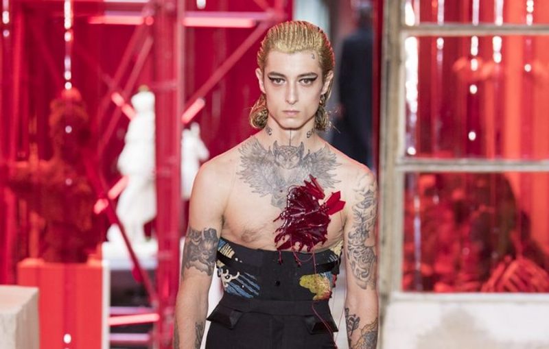 Виниловые брюки, кимоно и корсеты в коллекции Maison Margiela Menswear SS'19