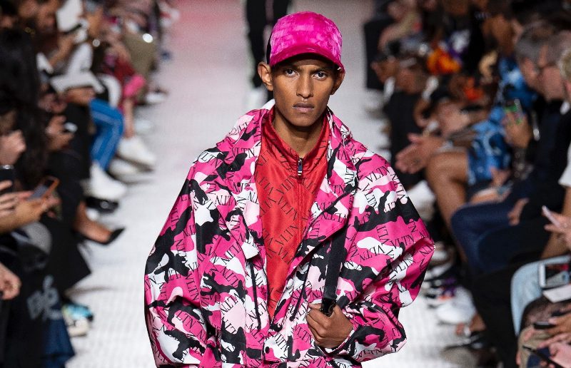 Логомания, перья и панамы на показе Valentino Menswear SS'19