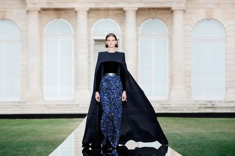Перья, металлик и строгие линии в кутюрной коллекции Givenchy Fall 2018