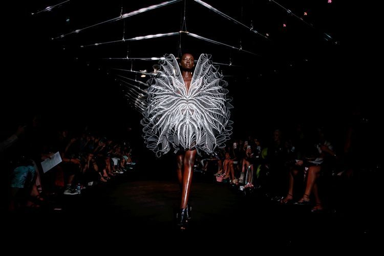 Оптические иллюзии в кутюрной коллекции Iris van Herpen Fall 2018