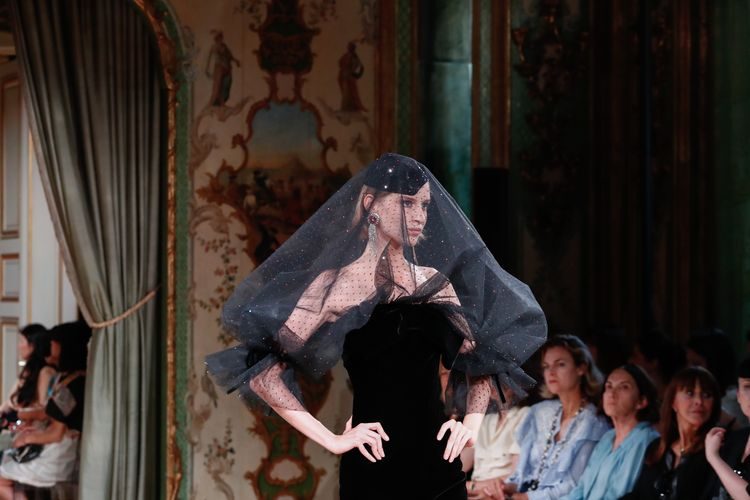 По-королевски эстетично: кутюрная коллекция Armani Privé Fall 2018