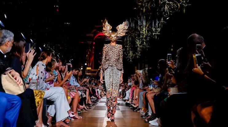 Маски животных и платья из бабочек в кутюрной коллекции Schiaparelli Fall 2018