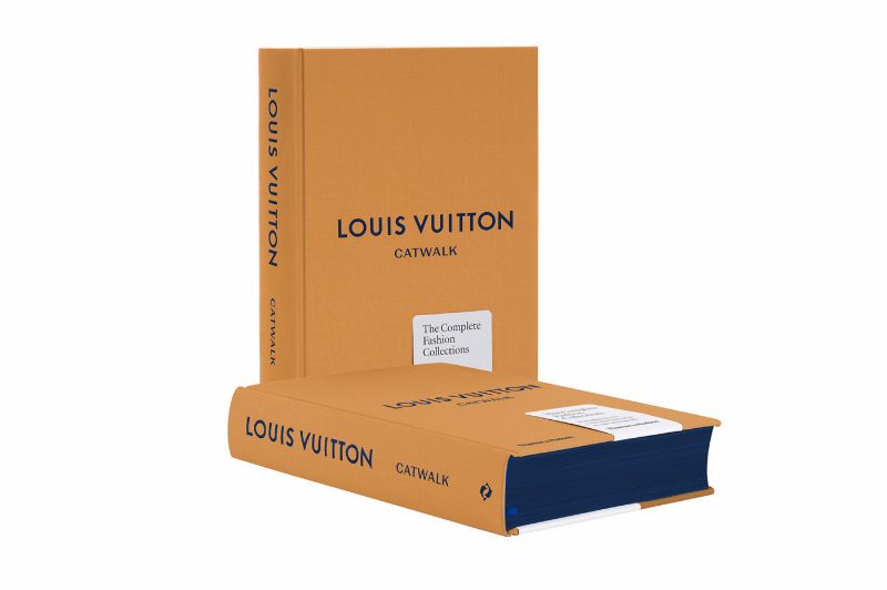 Louis Vuitton выпустил альбом с показами женских коллекций