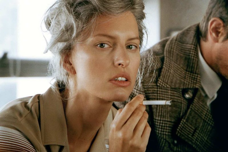На первой обложке «Vogue Чехословакия» Каролина Куркова появилась в пальто из секонд-хенда