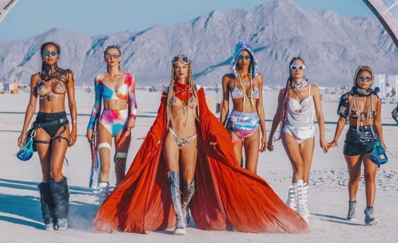 Стразы на груди, или В чем появились знаменитости на Burning Man 2018?