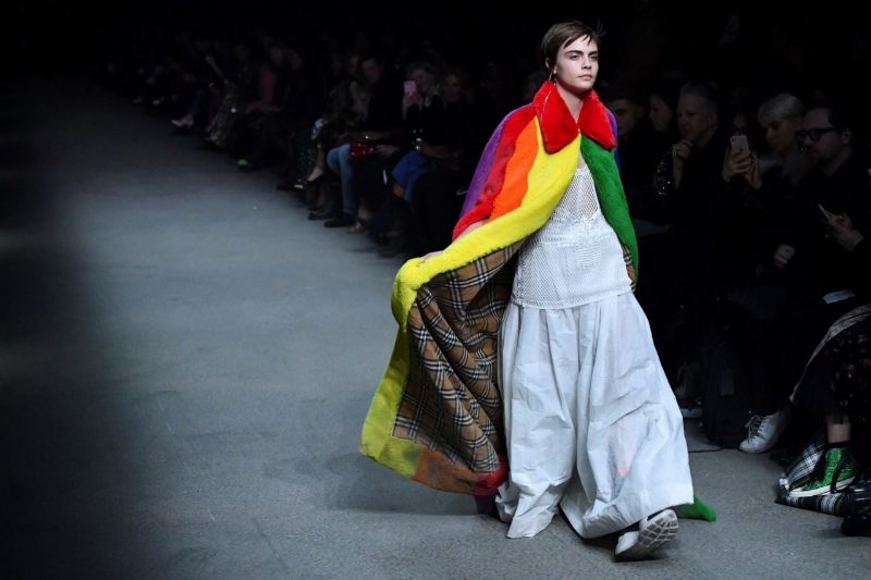 Burberry отказался от натурального меха и больше не будет сжигать одежду