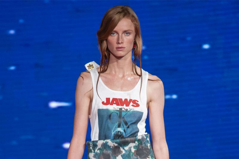 Интерпретация фильмов «Челюсти» и «Выпускник» в коллекции Calvin Klein SS'19