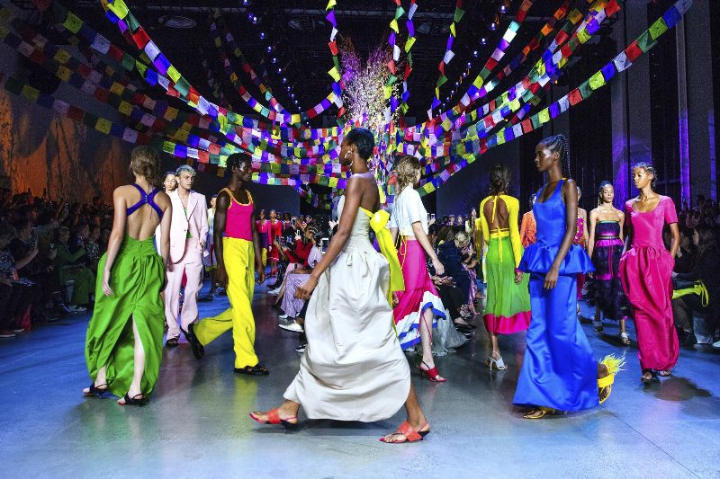 Кислотные цвета и культурное наследие Непала в коллекции Prabal Gurung SS'19