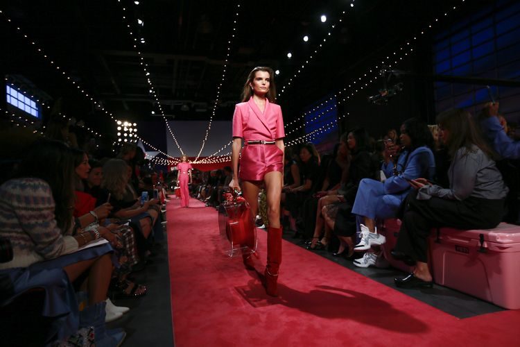 50 оттенков красного: коллекция Brandon Maxwell SS'19