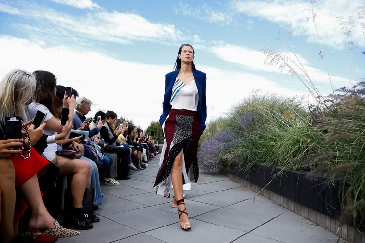 Глубокие декольте и асимметричные юбки в коллекции Roland Mouret SS'19