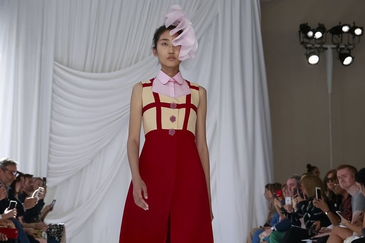 Архитектурный крой и цветочные композиции в коллекции Delpozo SS'19