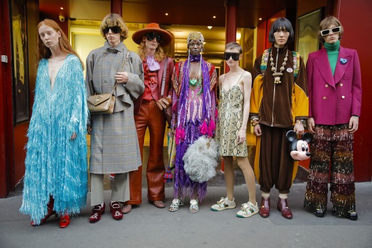 Рок-звезды и их фанатки на показе Gucci SS’19