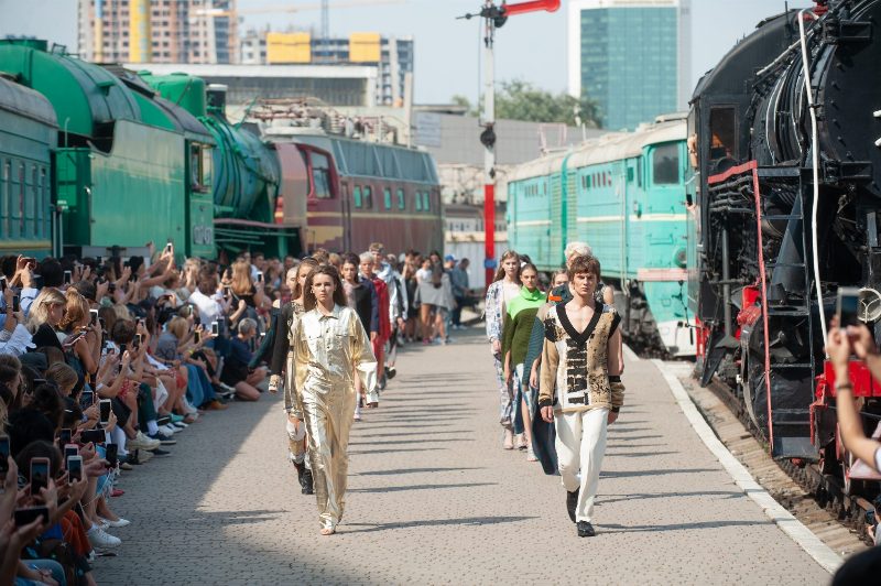 Ж/д вокзал, цыгане и 2000-е в коллекции Jean Gritsfeldt SS’19 на UFW