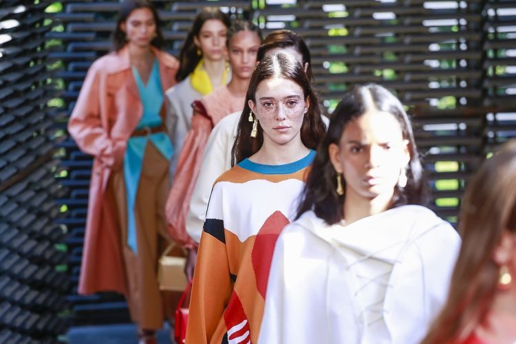 Строгая геометрия и абстрактные формы в коллекции Roksanda SS’19