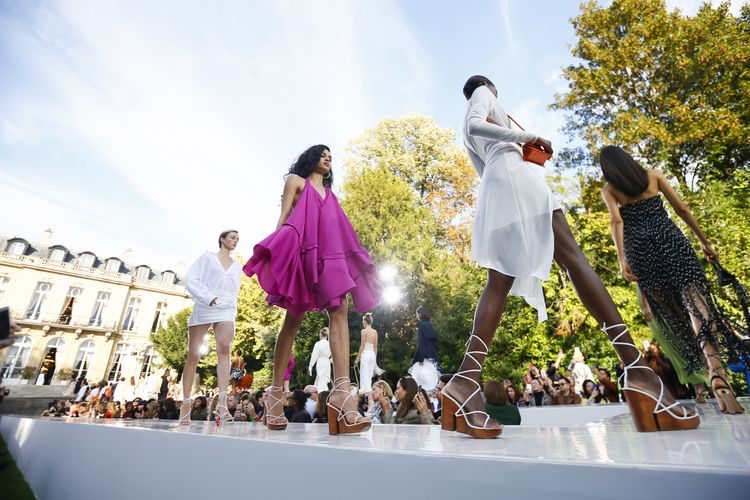 Огромные сумки и полупрозрачные ткани в коллекции Jacquemus SS’19