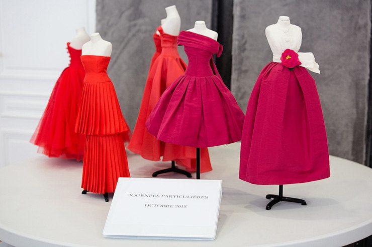 Миниатюры кутюрных нарядов бренда Dior на выставке в Париже