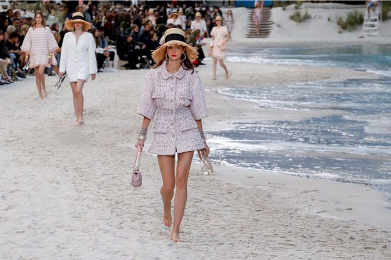 Пляжный стиль и логомания в коллекции Chanel SS’19